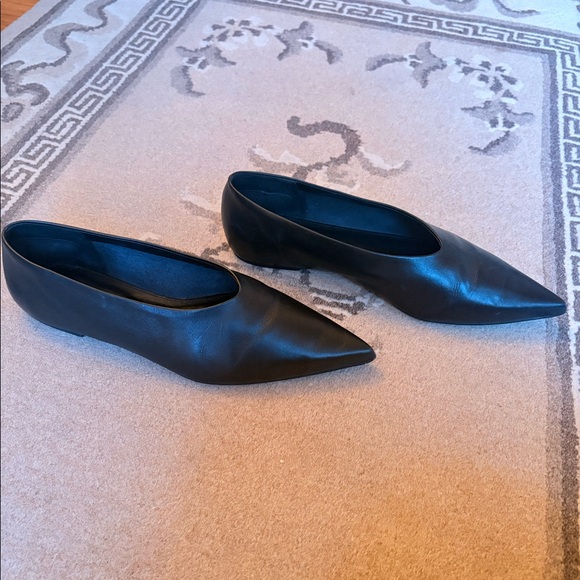 Black Leather Pointed Toe Flats: Great Condition - Picture 2 of 5